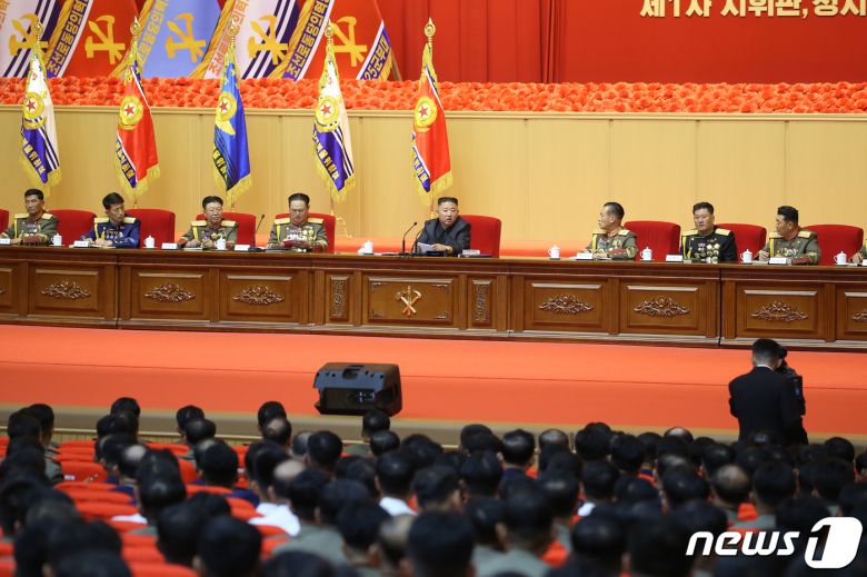 (평양 노동신문=뉴스1) = 지난 2021년 7월 24~27일 평양 4·25문화회관에서 열린 제1차 조선인민군 지휘관·정치일꾼 강습회. 당시 군종별 깃발의 모습.[국내에서만 사용가능. 재배포 금지. DB 금지. For Use Only in the Republic of Korea. Redistribution Prohibited] rodongphoto@news1.kr