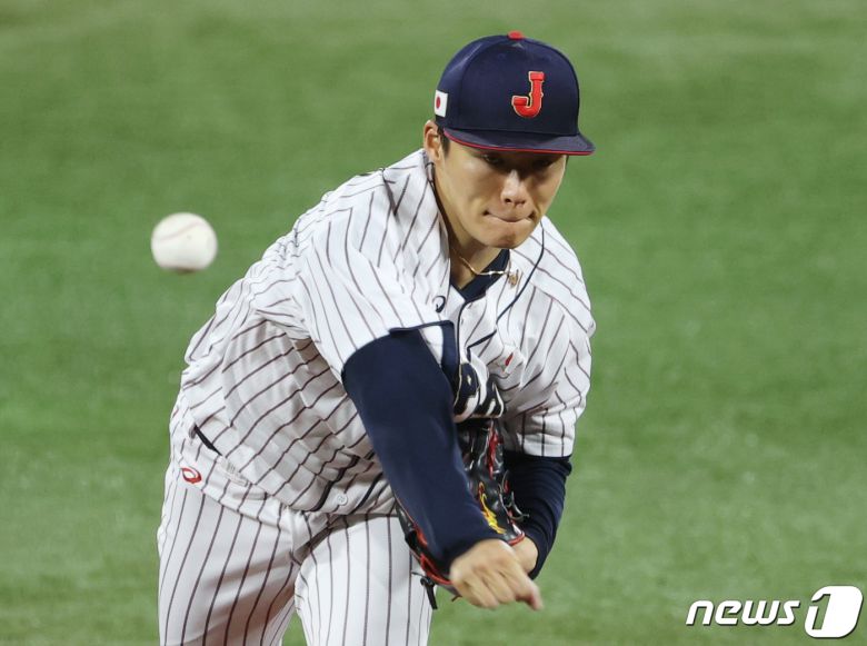 일본 선발 야마모토 요시노부가 4일 일본 요코하마 스타디움에서 열린 '2020 도쿄올림픽' 대한민국과 일본의 경기에서 역투하고 있다. 2021.8.4/뉴스1 ⓒ News1 이재명 기자