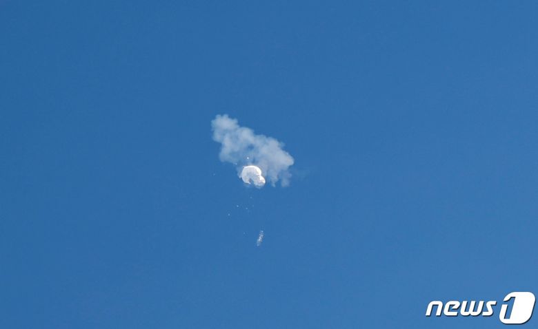 4일(현지시간) 미국 사우스캐롤라이나주 서프사이드 해안에서 중국 정찰 풍선으로 추정되는 비행체가 격추돼 추락하고 있다. ⓒ 로이터=뉴스1 ⓒ News1 포토공용 기자