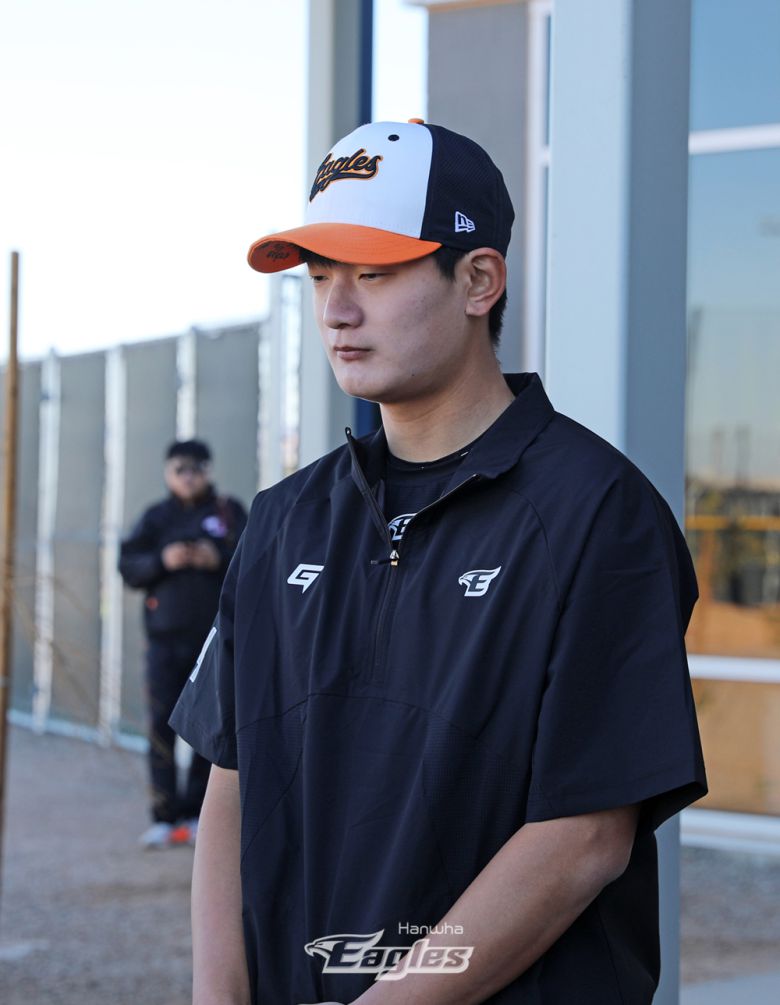 한화 이글스 신인 투수 김서현이 11일(한국시간) 미국 애리조나주 메사의 벨뱅파크에서 SNS 험담 논란에 대해 공식 사과했다.(한화 이글스 제공)