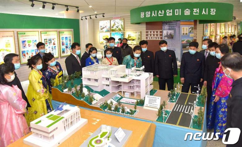 (평양 노동신문=뉴스1) = 북한 노동당 기관지 노동신문은 11일 김정일 국방위원장 생일(광명성절·2월16일)을 앞두고 평양시 산업미술전시회가 9일 시작됐다고 밝혔다. [국내에서만 사용가능. 재배포 금지. DB 금지. For Use Only in the Republic of Korea. Redistribution Prohibited] rodongphoto@news1.kr