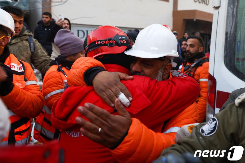 규모 7.8 강진이 발생한 지 닷새째인 10일(현지시간) 튀르키예 카라만라스에서 튀르키예와 이스라엘 구조 대원들이 건물 잔해에 깔려 있던 알리 코르크마즈(56)를 구출한 뒤 감격에 젖어 포옹하고 있다. 2023.2.10. ⓒ 로이터=뉴스1 ⓒ News1 김성식 기자
