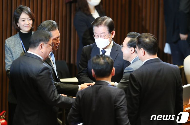 박홍근 더불어민주당 원내대표가 13일 서울 여의도 국회에서 열린 본회의에서 교섭단체 대표연설을 마친 뒤 이재명 대표 등 지도부와 인사하고 있다. 2022.2.13/뉴스1 ⓒ News1 허경 기자