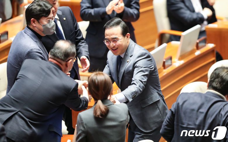 박홍근 더불어민주당 원내대표가 13일 서울 여의도 국회에서 열린 본회의에서 교섭단체 대표연설을 마친 뒤 의원들과 인사하고 있다. 2022.2.13/뉴스1 ⓒ News1 허경 기자