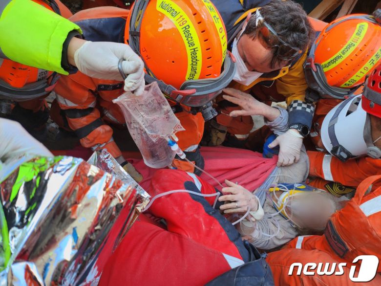 지난11일(현지시간) 튀르키예 지진 피해 지역에서 대한민국 긴급구호대 대원들이 65세 여성 생존자를 구조하고 있다. (대한민국 긴급구호대(KDRT)제공) 2023.2.12/뉴스1