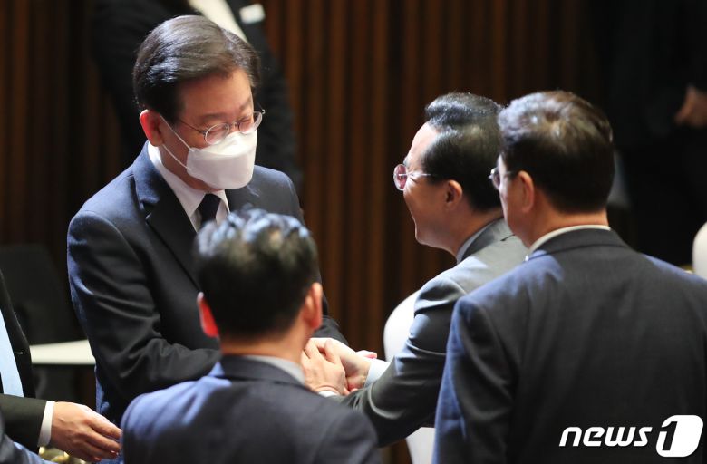 박홍근 더불어민주당 원내대표가 13일 서울 여의도 국회에서 열린 본회의에서 교섭단체 대표연설을 마친 뒤 이재명 대표와 인사하고 있다. 2022.2.13/뉴스1 ⓒ News1 허경 기자