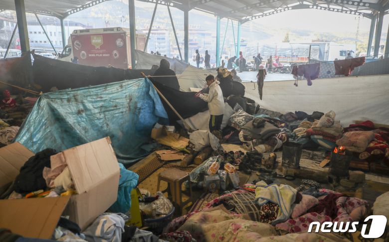 9일(현지시간) 튀르키예 하타이주 벨렌 한 이재민대피소에서 이재민들이 임시거처를 설치하고 생활하고 있다. 2023.2.9/뉴스1 ⓒ News1 김도우 기자