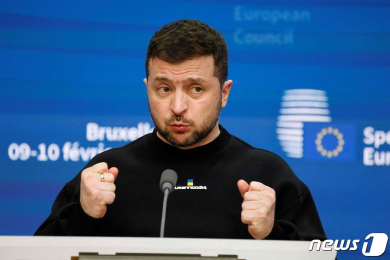 볼로디미르 젤렌스키 우크라이나 대통령이 9일(현지시간) 벨기에 브뤼셀의 EU 정상회의 중 우르줄라 폰데어라이엔 EU 집행위원장, 샤를 미셸 EU 정상회의 상임의장과 기자회견을 갖고 각국 정상들에게 추가 무기 지원을 호소하고 있다. ⓒ AFP=뉴스1 ⓒ News1 우동명 기자