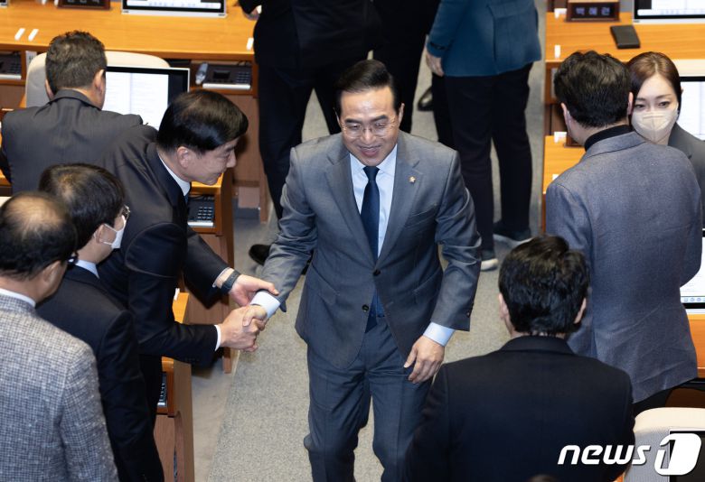 박홍근 더불어민주당 원내대표가 13일 오전 서울 여의도 국회에서 열린 제403회 국회(임시회) 제5차 본회의에서 교섭단체 대표연설을 마친 후 동료 의원들과 인사하고 있다. 2023.2.13/뉴스1 ⓒ News1 이재명 기자