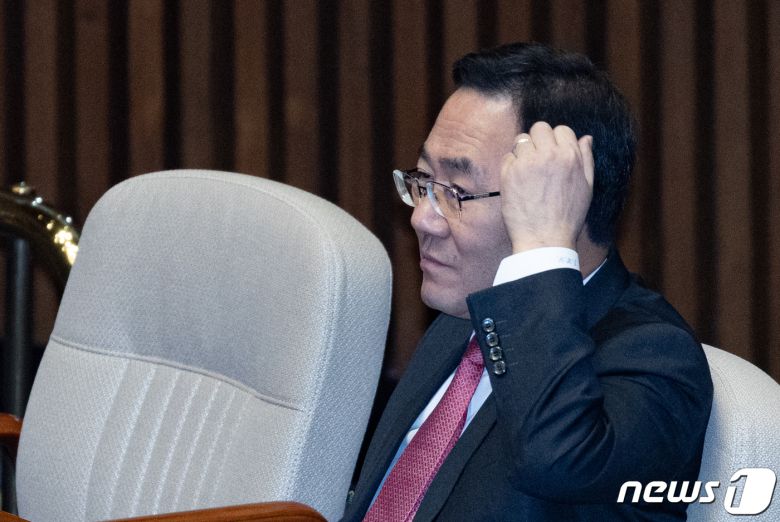 주호영 국민의힘 원내대표가 13일 오전 서울 여의도 국회에서 열린 제403회 국회(임시회) 제5차 본회의에서 박홍근 더불어민주당 원내대표의 교섭단체 대표연설을 듣고 있다. 2023.2.13/뉴스1 ⓒ News1 이재명 기자