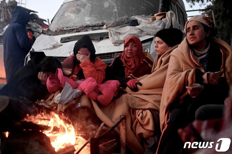 규모 7.8 강진 발생 사흘째인 8일(현지시간) 튀르키예 남부 카라만마라스에서 갈 곳을 잃은 이재민들이 추위에 떨며 담요를 뒤집어 쓴 채 모닥불을 피우고 있다. 2023.2.8. ⓒ AFP=뉴스1 ⓒ News1 김성식 기자