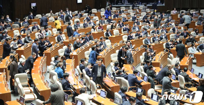 박홍근 더불어민주당 원내대표가 13일 서울 여의도 국회에서 열린 본회의에서 교섭단체 대표연설을 마친 뒤 의원들과 인사하고 있다. 2022.2.13/뉴스1 ⓒ News1 허경 기자