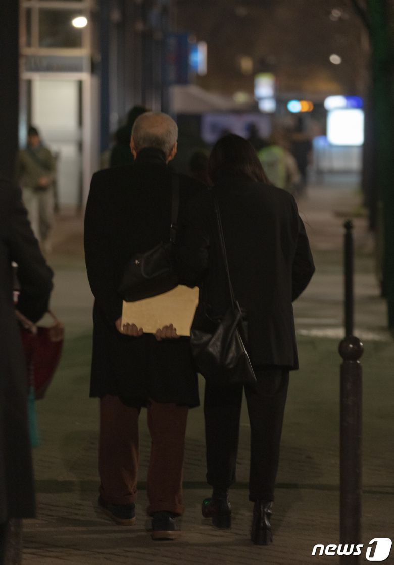 13일 오후(현지시간) 프랑스 파리 시네마테크 프랑세즈에서 열린 ‘홍상수 감독 전작 회고전’(13일~3월5일)을 찾은 홍상수(64) 감독과 배우 김민희(41)가 무대 인사를 마친 뒤 시상회장을 떠나고 있다. 2023.02.14/뉴스1 ⓒ News1 이준성 기자