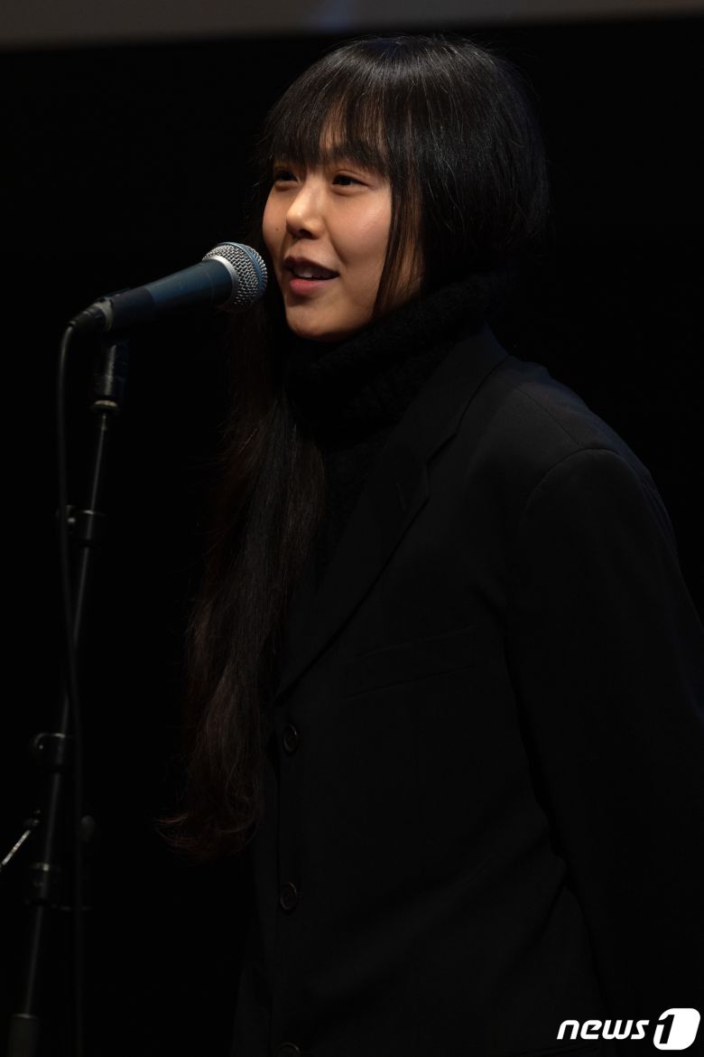 13일 오후(현지시간) 프랑스 파리 시네마테크 프랑세즈에서 열린 ‘홍상수 감독 전작 회고전’(13일~3월5일)에서 개막작 ‘소설가의 영화’ 상영 전 홍상수(64) 감독과 배우 김민희(41)가 무대에 올라 인사를 하고 있다. 2023.02.14/뉴스1 ⓒ News1 이준성 기자