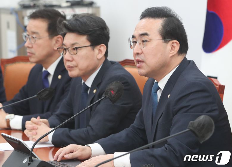 박홍근 더불어민주당 원내대표가 14일 서울 여의도 국회에서 열린 원내대책회의에서 모두발언을 하고 있다. 2022.2.13/뉴스1 ⓒ News1 허경 기자