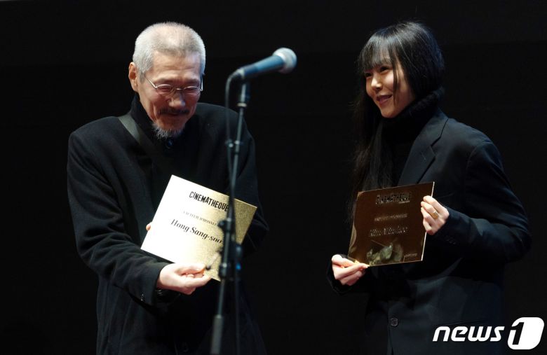 13일 오후(현지시간) 프랑스 파리 시네마테크 프랑세즈에서 열린 ‘홍상수 감독 전작 회고전’(13일~3월5일)에서 개막작 ‘소설가의 영화’ 상영 전 홍상수(64) 감독과 배우 김민희(41)가 무대에 올라 인사를 하던 중 시네마테크 프랑세즈 측으로부터 각각의 이름이 새겨진 황금명패를 선물받고 있다. 2023.02.14/뉴스1 ⓒ News1 이준성 기자