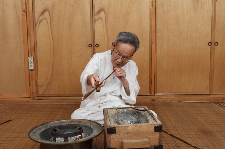 국가무형문화재 '궁시장' 유영기 보유자의 생전 모습. (문화재청 제공)
