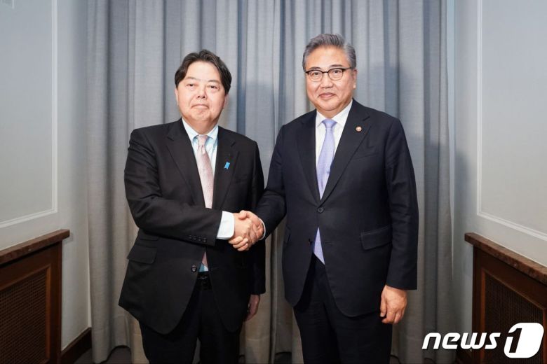 박진 외교부 장관(오른쪽)과 하야시 요시마사 일본 외무상. (외교부 제공)