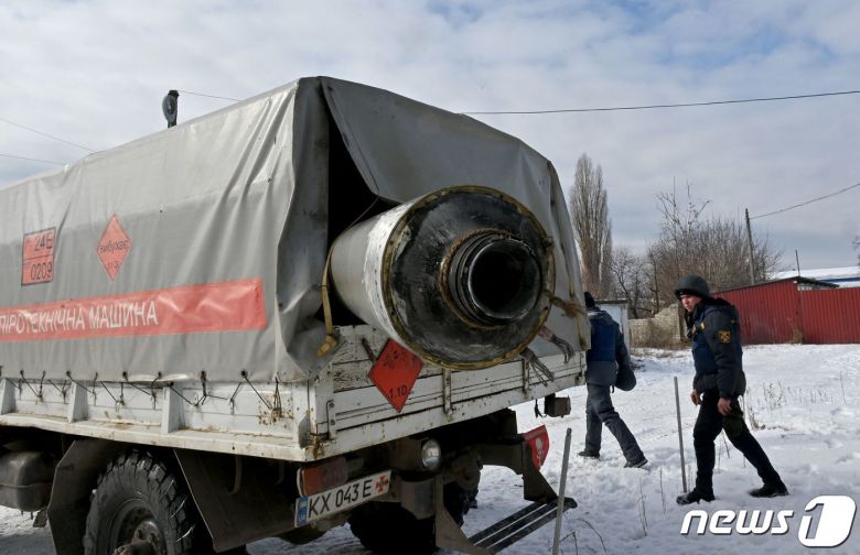 17일(현지시간) 우크라이나 하르키우에서 병사들이 러시아 군의 미사일 잔해를 트럭 뒤에 싣고 있다. ⓒ AFP=뉴스1 ⓒ News1 우동명 기자