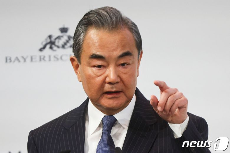 왕이 중국 공산당 중앙정치국 위원이 18일(현지시간) 독일 뮌헨 안보회의(MSC)에 참석해 “미국의 정찰 위성 격추는 상상 조차 할 수 없고 히스테리에 가까우며 무력을 남용한 것”이라고 연설을 하고 있다. ⓒ 로이터=뉴스1 ⓒ News1 우동명 기자