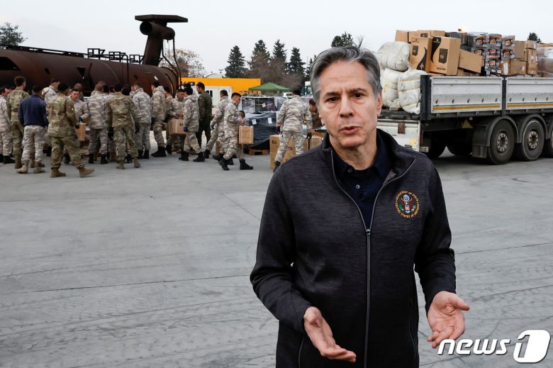 19일(현지시간) 토니 블링컨 미국 국무장관이 아다나 인시를릭 공군기지를 방문해 기자들과 이야기하고 있다. 이날 미국은 튀르키예와 시리아에 1300억원의 추가 지원을 발표했다. ⓒ 로이터=뉴스1 ⓒ News1 박재하 기자