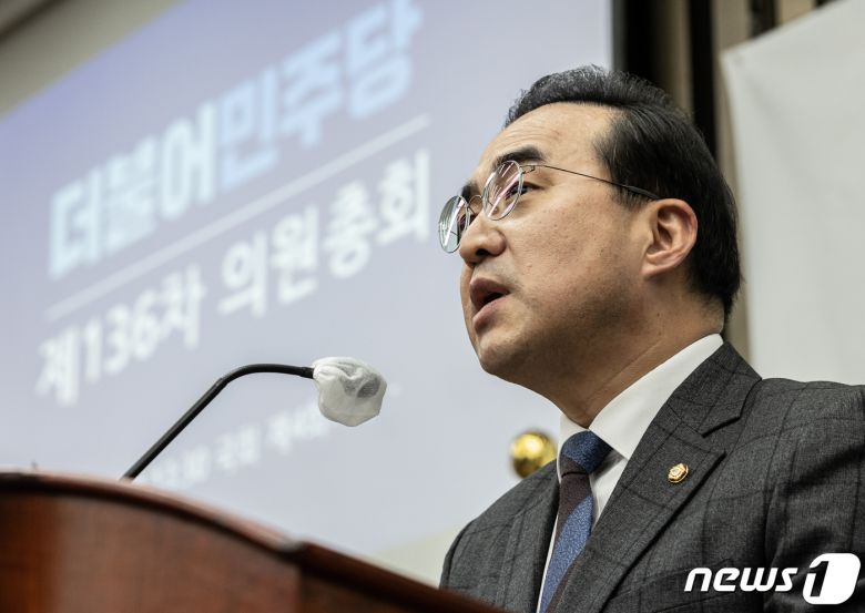 박홍근 더불어민주당 원내대표가 8일 오후 서울 여의도 국회에서 열린 의원총회에서 발언을 하고 있다. 2023.2.8/뉴스1 ⓒ News1 이재명 기자