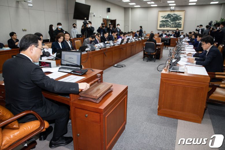 주호영 국회 운영위원장이 22일 서울 여의도 국회에서 열린 제403회 국회(임시회) 운영위원회 제1차 전체회의에서 의사봉을 두드리고 있다. 2023.2.22/뉴스1 ⓒ News1 유승관 기자