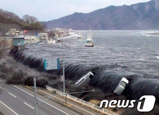 2011년 3월11일 동일대 대지진 이후 쓰나미가 발생한 모습 <자료사진> ⓒ AFP=News1