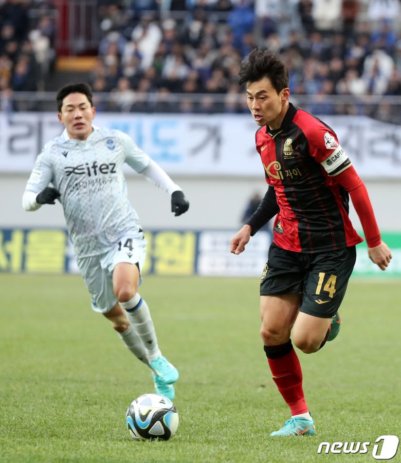 25일 오후 서울 마포구 서울월드컵경기장에서 열린 프로축구 '하나원큐 K리그1 2023' FC서울과 인천유나이티드의 경기에서 서울 임상협이 드리블하고 있다. 2023.2.25/뉴스1 ⓒ News1 이승배 기자