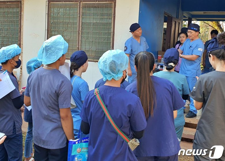 국경없는 수의사회는 12일 라오스 국립대학교 동물병원에서 동물의료봉사 활동을 했다. ⓒ 뉴스1 최서윤 기자