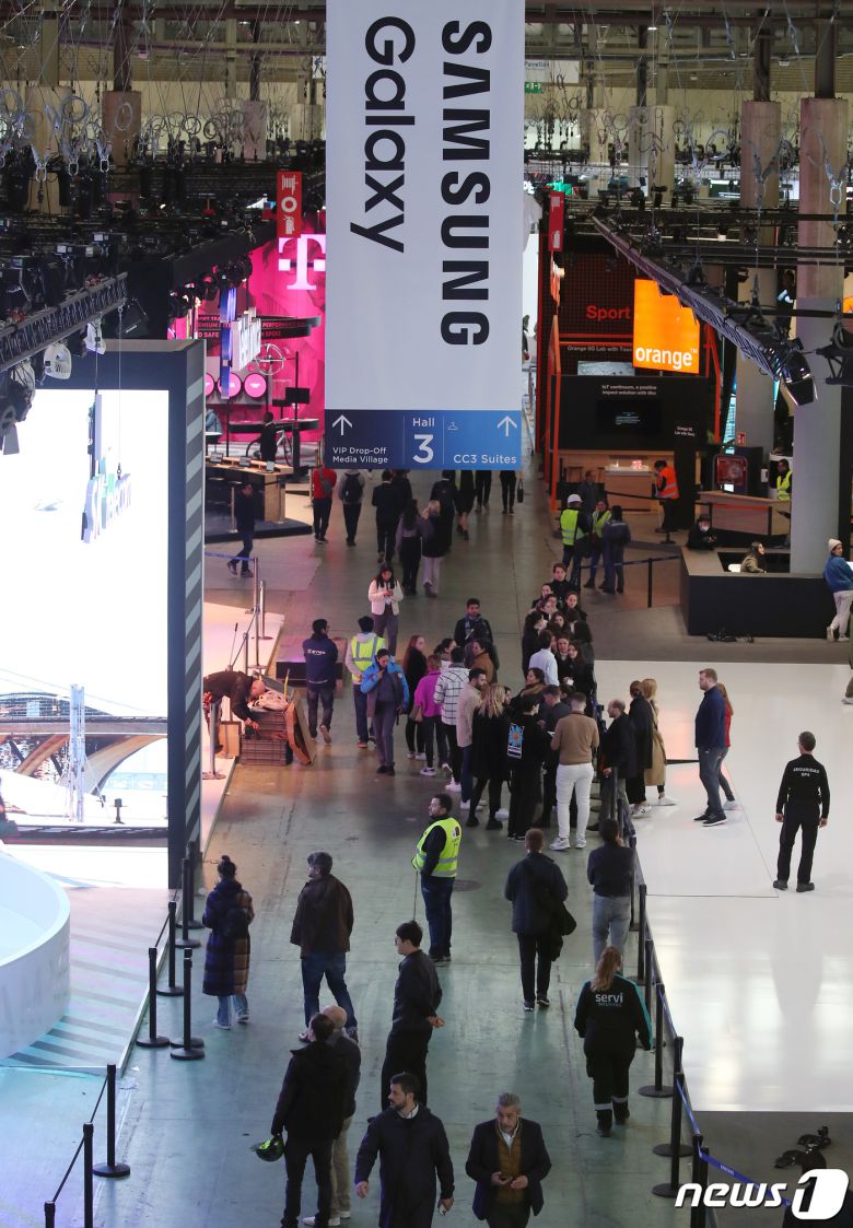 세계 최대 이동통신 전시회 '모바일월드콩그레스'(MWC 2023) 개막을 하루 앞둔 26일 오전(현지시간) 스페인 바르셀로나 피라 그란 비아 전시장에서 관계자들이 막바지 전시 준비를 하고 있다. 이번 MWC에서는 인공지능(AI) 로봇 등 통신사들의 탈통신 행보와 더불어 망 사용료가 최대 화두가 될 전망이다. 2023.2.26/뉴스1 ⓒ News1 박정호 기자