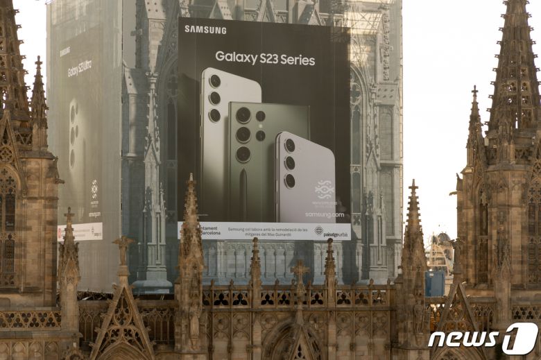 삼성전자가 오는 3월 2일까지 스페인 바르셀로나에서 열리는 '모바일 월드 콩그레스(MWC) 2023'에서 '부산세계박람회(엑스포)' 유치 활동을 하고 있다고 27일 밝혔다. 사진은 삼성전자가 바르셀로나 대성당 외벽에 마련된 갤럭시 옥외 광고에 '2030 부산엑스포' 로고를 포함하고 박람회 유치 활동을 알리는 모습. (삼성전자 제공) 2023.2.27/뉴스1