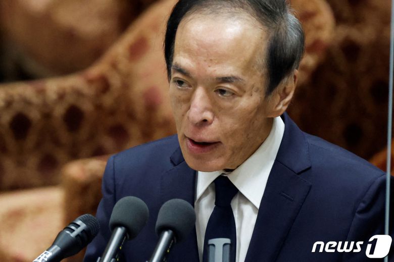 24일 일본 도쿄 중의원 운영위원회에서 우에다 가즈오(植田和男) 신임 일본은행(BOJ) 총재가 금융완화책을 유지할 것을 발표하고 있다. ⓒ 로이터=뉴스1 ⓒ News1 권진영 기자