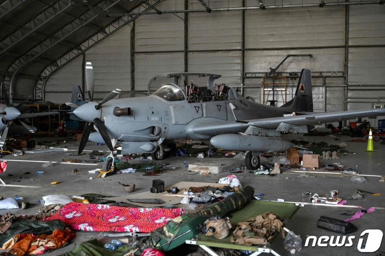 31일(현지시간) 아프가니스탄에서 미군이 철수를 완료한 직후에 카불의 하미드 카르자이 국제공항 격납고에 아프간 공군의 A-29 공격기들이 버려져 있다. ⓒ AFP=뉴스1 ⓒ News1 우동명 기자