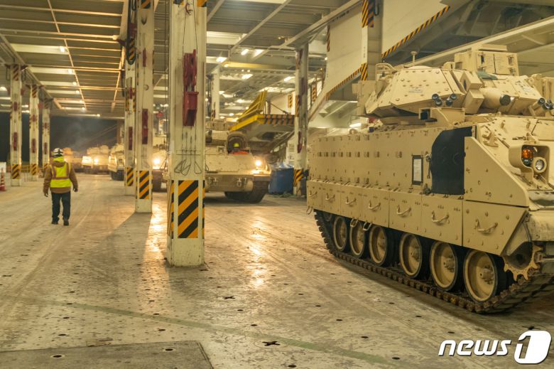 25일(현지시간) 미국 사우스캐롤라이나주 노스찰스턴 수송장에서 우크라이나 군 지원용 브래들리 전차가 수송선에 선적되고 있다. ⓒ 로이터=뉴스1 ⓒ News1 우동명 기자