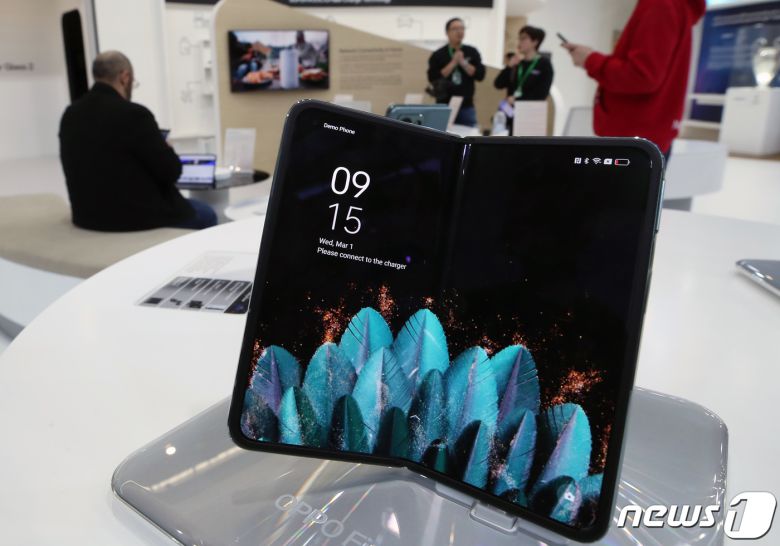 세계 최대 이동통신 전시회 '모바일월드콩그레스'(MWC 2023) 셋째 날인 1일 오전(현지시간) 스페인 바르셀로나 피라 그란 비아 전시장 중국 오포 부스에 폴더블 폰이 전시되어 있다. 2023.3.1/뉴스1 ⓒ News1 박정호 기자