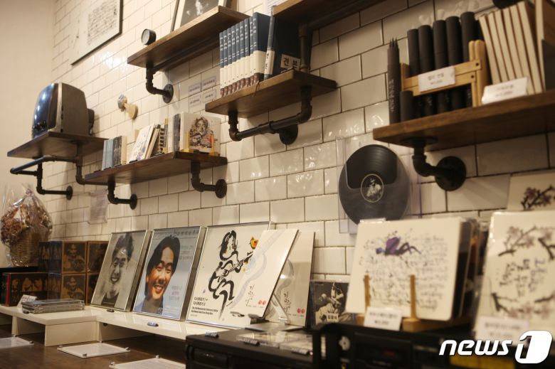 김광석스토리하우스 음반 및 기념품(한국관광공사 제공)