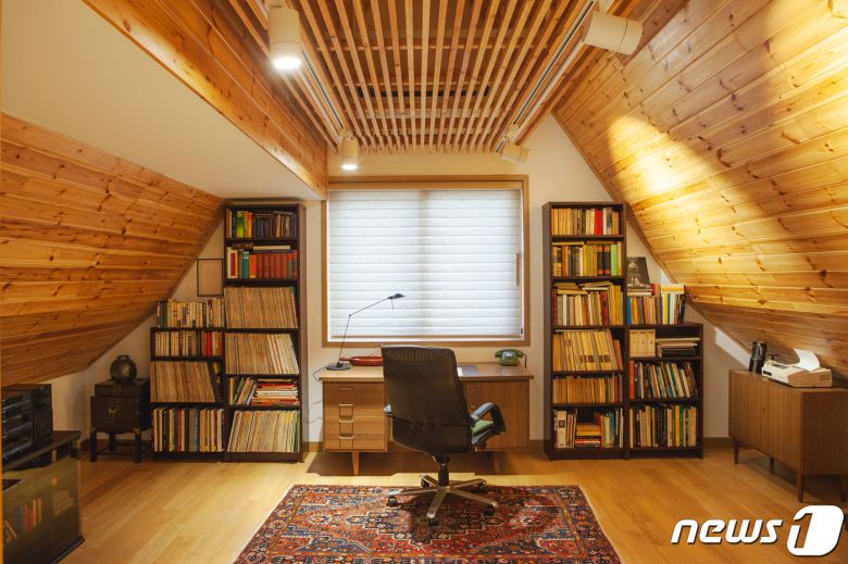 베를린하우스 2층에 재현한 윤이상의 서재(한국관광공사 제공)