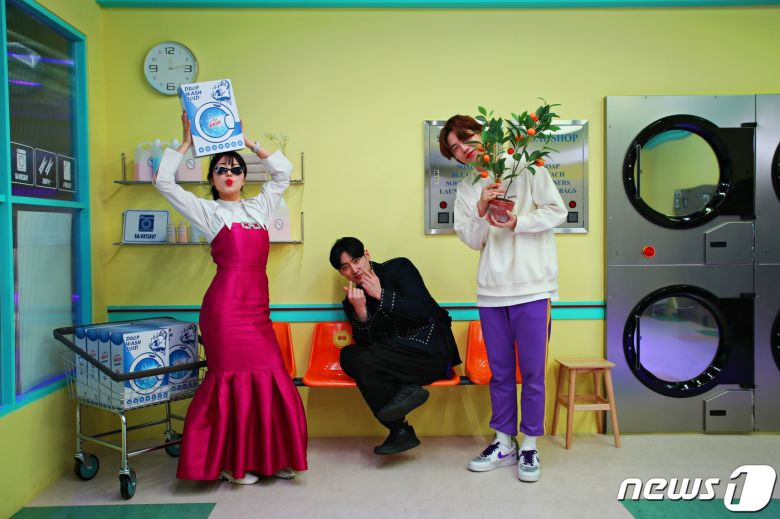 하이커엔터테인먼트의 금 대표와 포토그래퍼, 연습생(한국관광공사 제공)