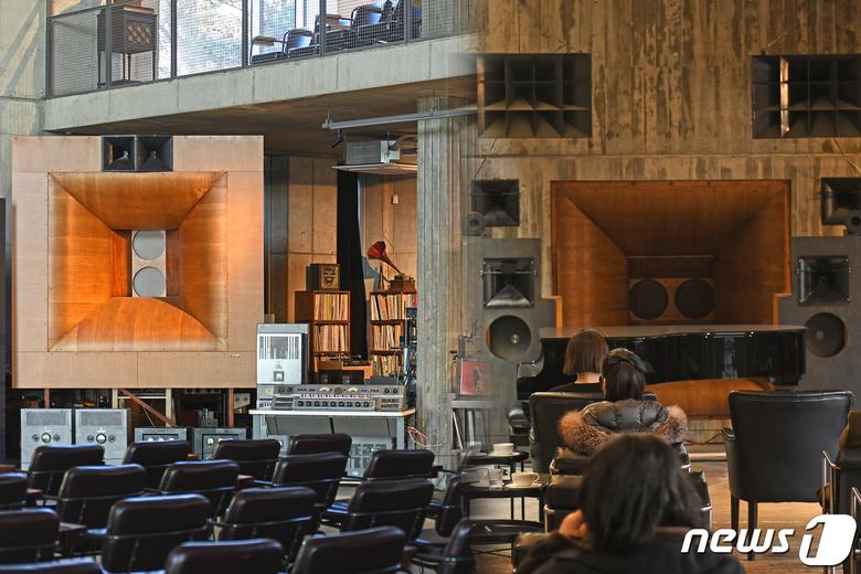 콩치노콩크리트에 자리한 빈티지 오디오 시스템(한국관광공사 제공)