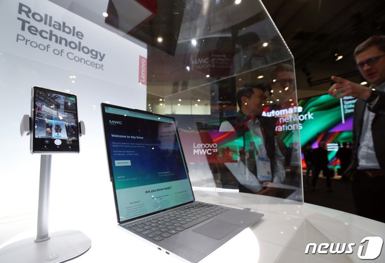 세계 최대 이동통신 전시회 '모바일월드콩그레스'(MWC 2023) 셋째 날인 1일 오전(현지시간) 스페인 바르셀로나 피라 그란 비아 전시장 레노버 부스에 롤러블폰과 롤러블 랩탑이 전시되어 있다. 2023.3.1/뉴스1 ⓒ News1 박정호 기자