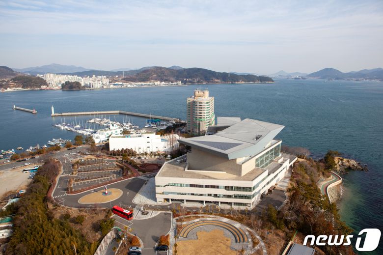 바다를 배경으로 자리한 통영국제음악당(한국관광공사 제공)