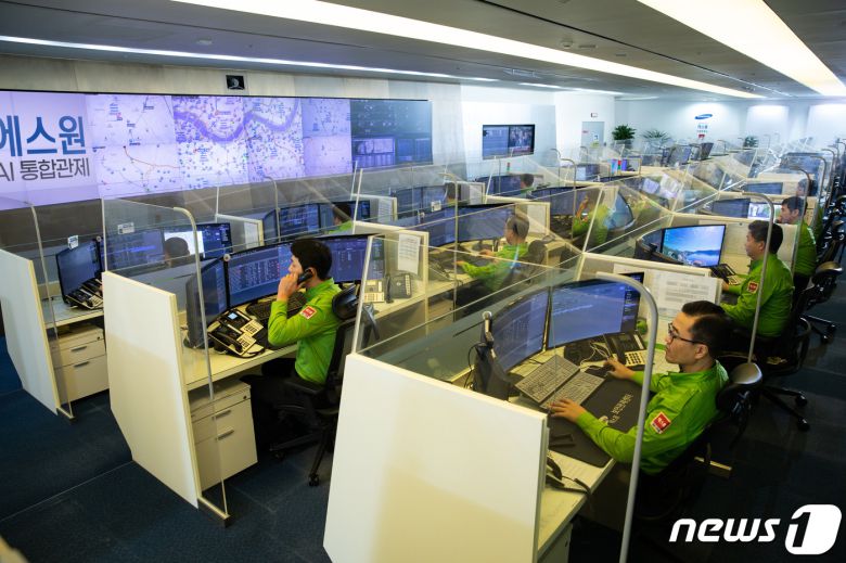 고객사의 보안 현황을 파악하는 에스원 관제사 (에스원 제공)