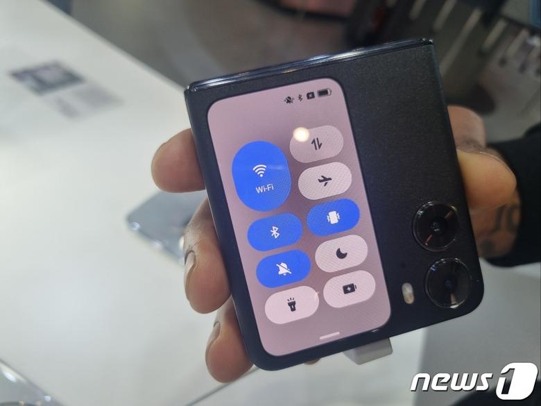 세계 최대 이동통신 전시회 '모바일월드콩그레스'(MWC 2023) 셋째 날인 1일 오전(현지시간) 스페인 바르셀로나 피라 그란 비아 전시장 중국 오포 부스에 신규 폴더블폰 '파인드N2플립'이 전시되어 있다. 2023.3.1/뉴스1 ⓒ News1 윤지원 기자