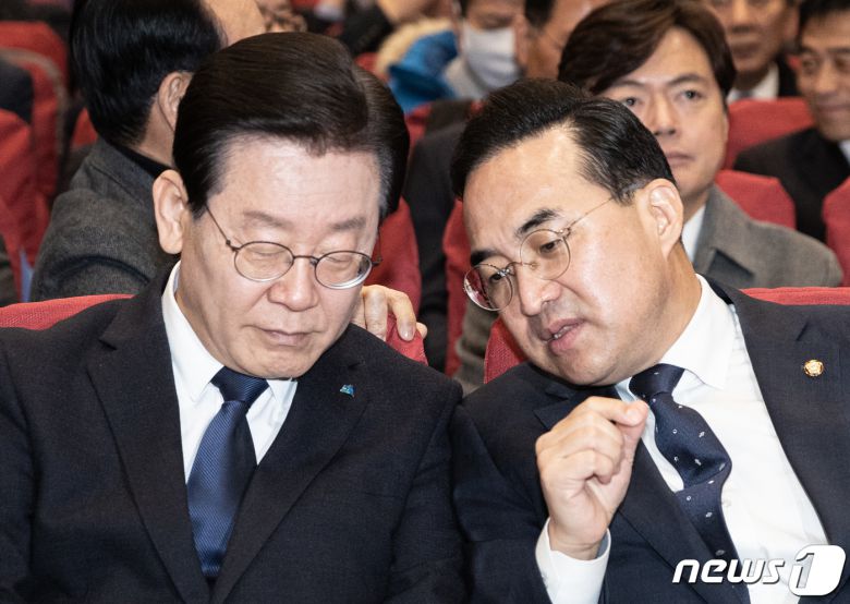 이재명 더불어민주당 대표(왼쪽)와 박홍근 원내대표가 17일 오전 서울 여의도 국회 의원회관에서 열린 전국지역위원장·국회의원 긴급 연석회의에서 대화를 하고 있다. 2023.2.17/뉴스1 ⓒ News1 이재명 기자