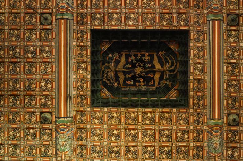 인정전 천장의 봉황 목조각.(문화재청 제공)