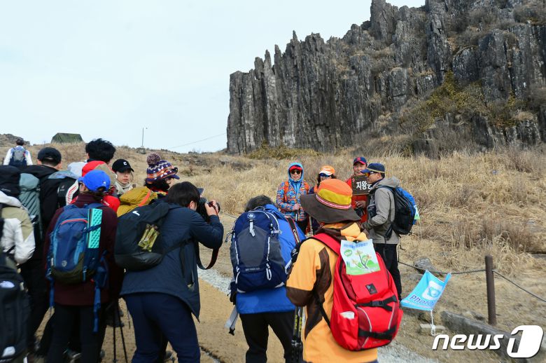 올해 첫 정상 개방 행사가 열린 4일 오전 광주 무등산 국립공원 지왕봉 일대가 탐방객들로 붐비고 있다. 2023.3.4/뉴스1 ⓒ News1 이승현 기자