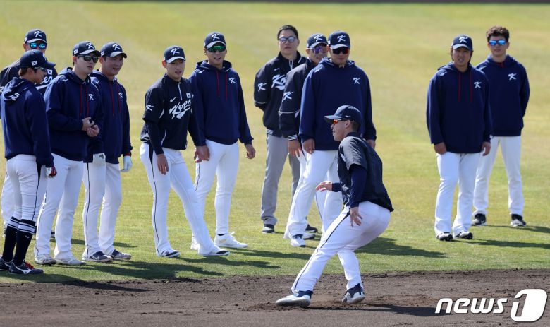 2023 월드베이스볼클래식(WBC)에 출전하는 야구 국가대표팀 선수들이 5일 오후 일본 오사카마이시마 버팔로스 스타디움에서 토미 현수 에드먼의 주루 훈련을 지켜보고 있다. 대표팀은 6일 일본 오사카 교세라돔에서 일본 프로야구 오릭스 버펄로스, 7일 같은 장소에서 한신 타이거스와 공식 연습경기를 치른 후 9일 일본 도쿄돔에서 호주와 본선 1라운드 첫 경기를 치른다. 2023.3.5/뉴스1 ⓒ News1 김진환 기자