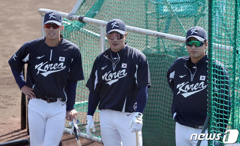 2023 월드베이스볼클래식(WBC)에 출전하는 야구 국가대표팀 토미 현수 에드먼(왼쪽부터)과 김하성, 이정후가 5일 오후 일본 오사카마이시마 버팔로스 스타디움에서 박병호의 배팅 훈련을 지켜보고 있다. 대표팀은 6일 일본 오사카 교세라돔에서 일본 프로야구 오릭스 버펄로스, 7일 같은 장소에서 한신 타이거스와 공식 연습경기를 치른 후 9일 일본 도쿄돔에서 호주와 본선 1라운드 첫 경기를 치른다. 2023.3.5/뉴스1 ⓒ News1 김진환 기자