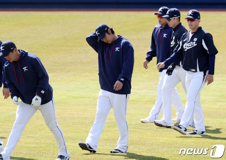 2023 월드베이스볼클래식(WBC)에 출전하는 야구 국가대표팀 최정이 5일 오후 일본 오사카마이시마 버팔로스 스타디움에서 훈련 전 스트레칭을 하고 있다. 대표팀은 6일 일본 오사카 교세라돔에서 일본 프로야구 오릭스 버펄로스, 7일 같은 장소에서 한신 타이거스와 공식 연습경기를 치른 후 9일 일본 도쿄돔에서 호주와 본선 1라운드 첫 경기를 치른다. 2023.3.5/뉴스1 ⓒ News1 김진환 기자